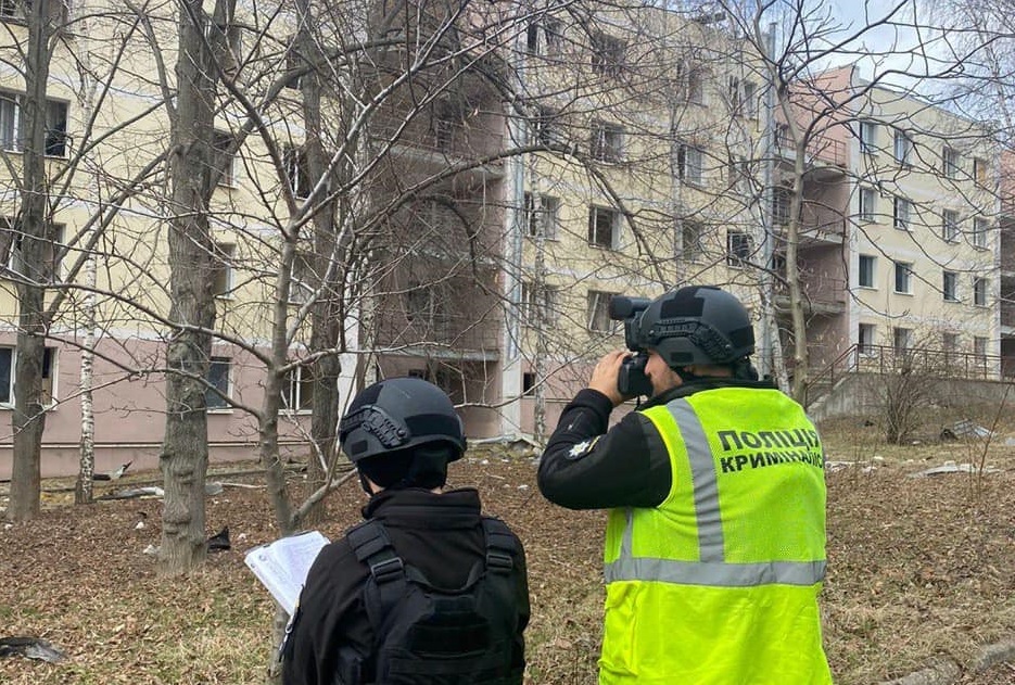 У Харкові росіяни поцілили в гуртожиток спортивного коледжу: є постраждалий