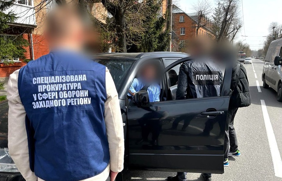 Вимагав у хворого військового 40 тис. грн "благодійного внеску": на Хмельниччині затримали члена ВЛК