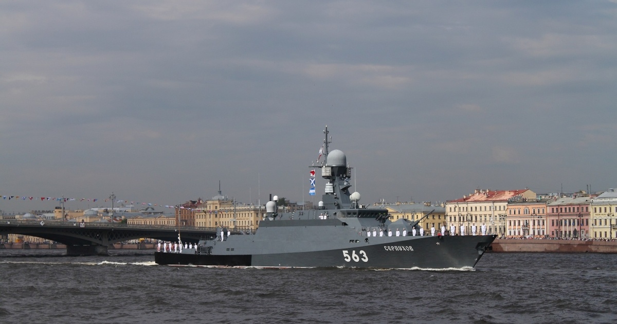 На військово-морській базі в Росії загорівся ракетний корабель "Сєрпухов" - ГУР (ВІДЕО)