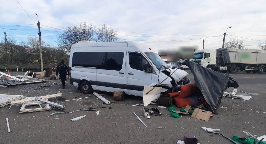 На Волині бус в'їхав у блокпост: травмовано поліцейського та добровольця