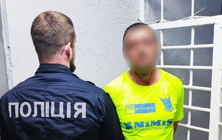 На Закарпатті чоловік зі зброєю вимагав безплатну випивку в магазині