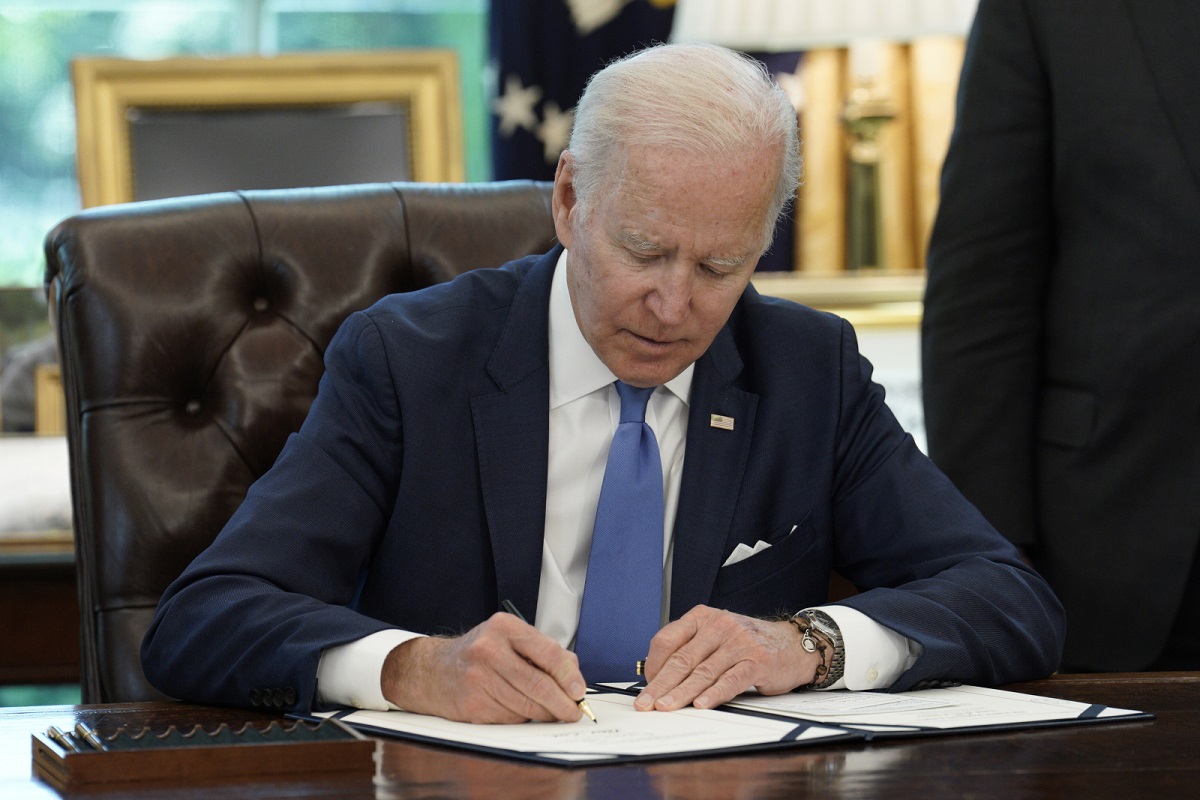 Байден підписав законопроєкти щодо допомоги Україні, Ізраїлю та Тайваню