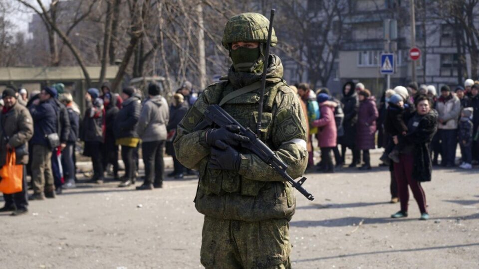 Героїзація окупантів: підлітків на ТОТ намагаються підкупити путівками до Криму