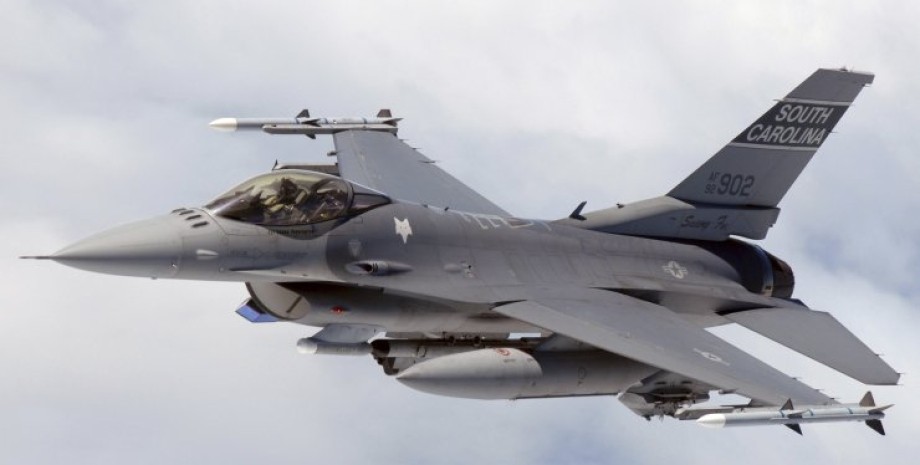 У Сінгапурі розбився винищувач F-16