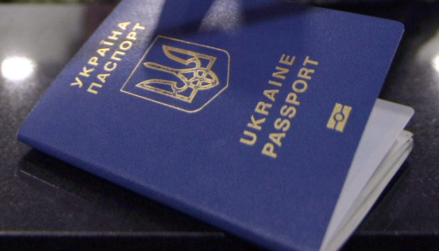 ВРУ врегулювала оформлення паспортів за кордоном через ДП "Документ"