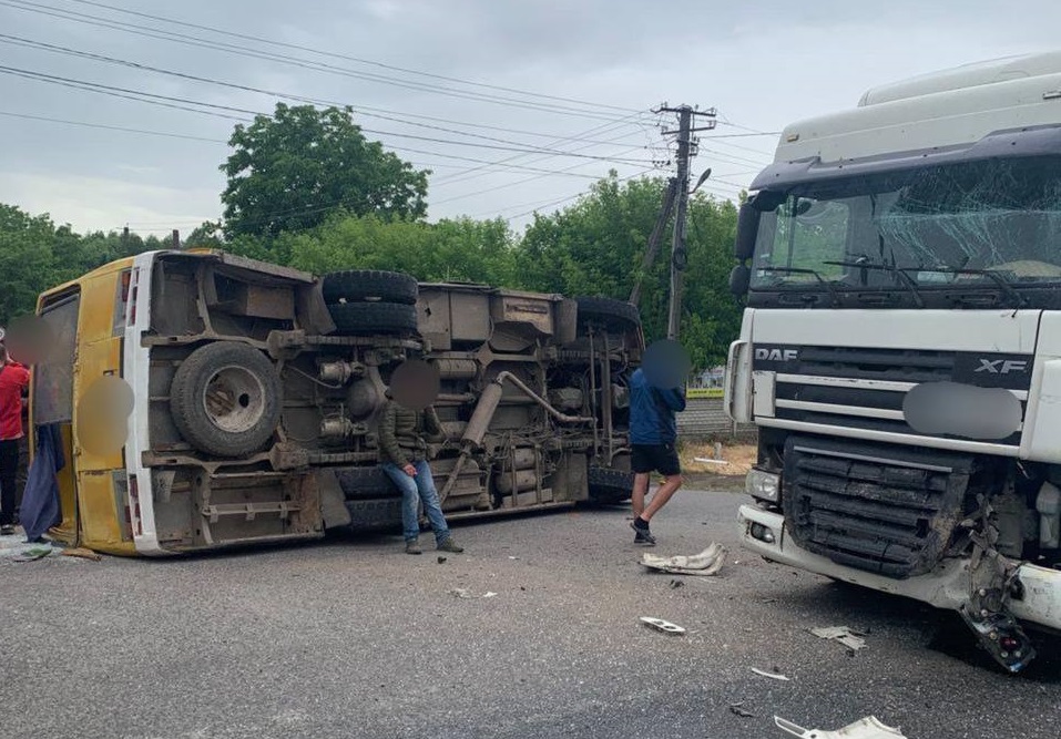 На Вінниччині перекинувся автобус із пасажирами, 11 постраждалих