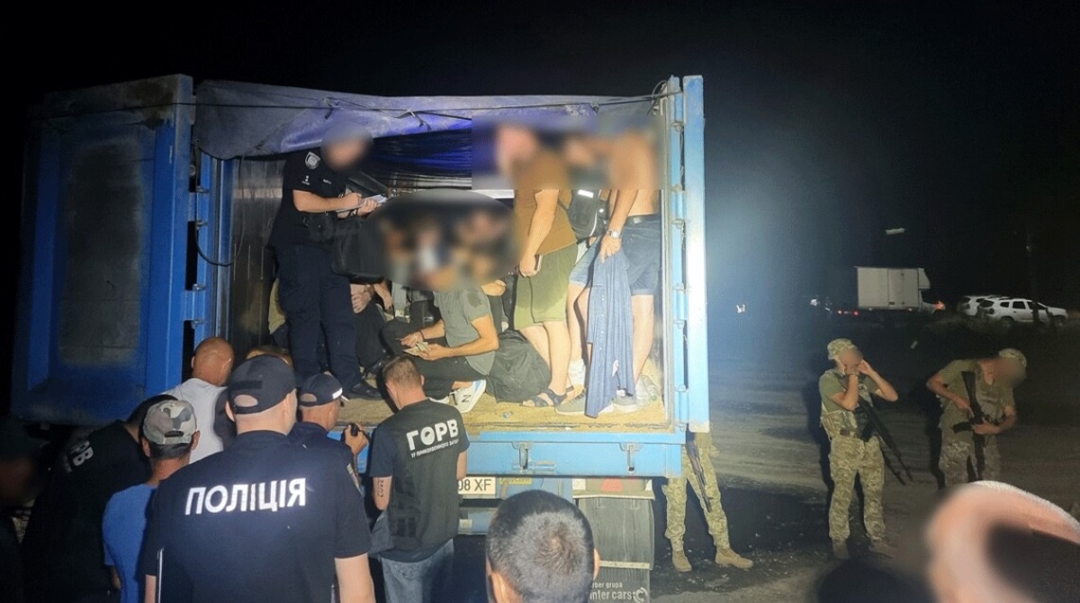 На Одещині прикордонники затримали вантажівку з десятками ухилянтів