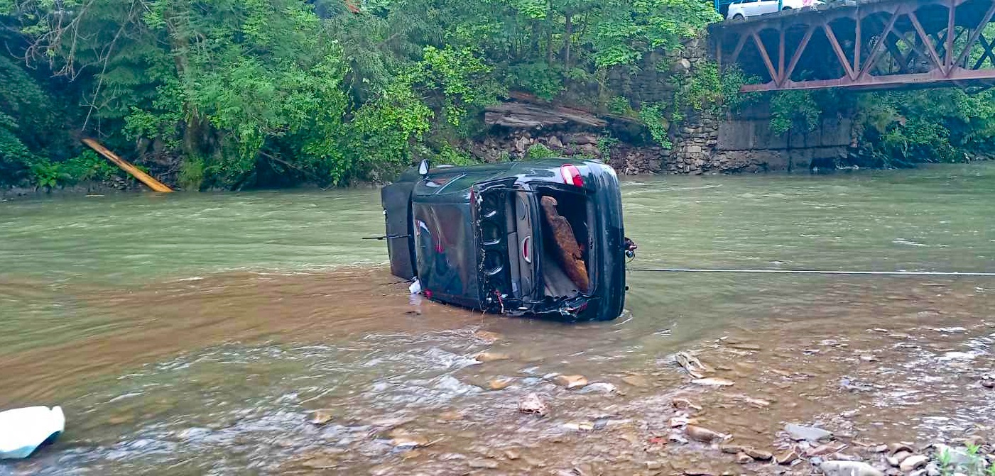 На Закарпатті автомобіль злетів у річку: водій загинув