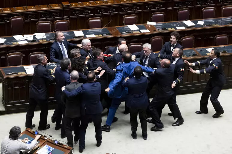 В Італії після бійки у парламенті відсторонили від засідань 11 депутатів