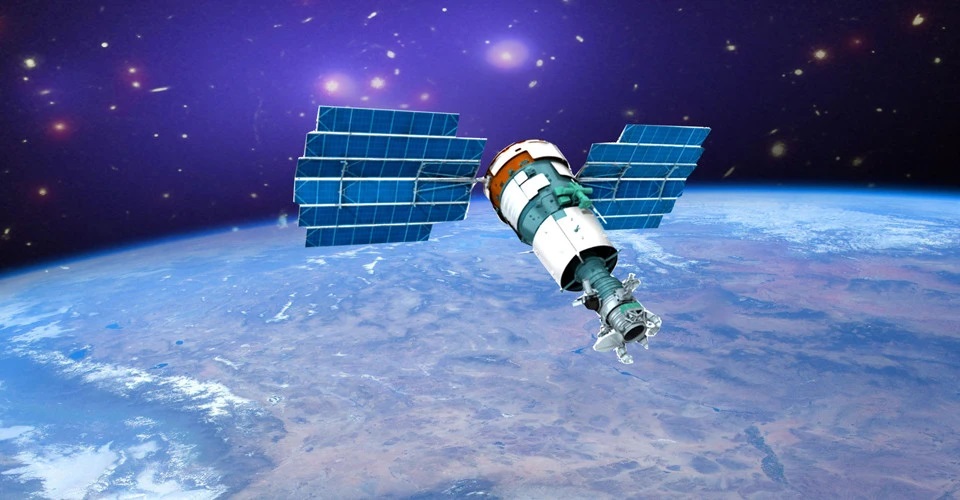 Російський супутник розлетівся у космосі на понад 100 частин на небезпечній відстані від МКС