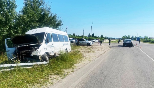 На Рівненщині легковик в’їхав у маршрутку