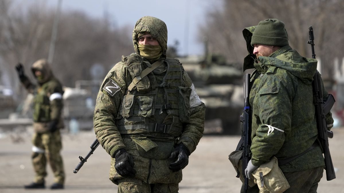 РФ відправляє поранених окупантів на милицях на "м'ясні штурми" - The Telegraph