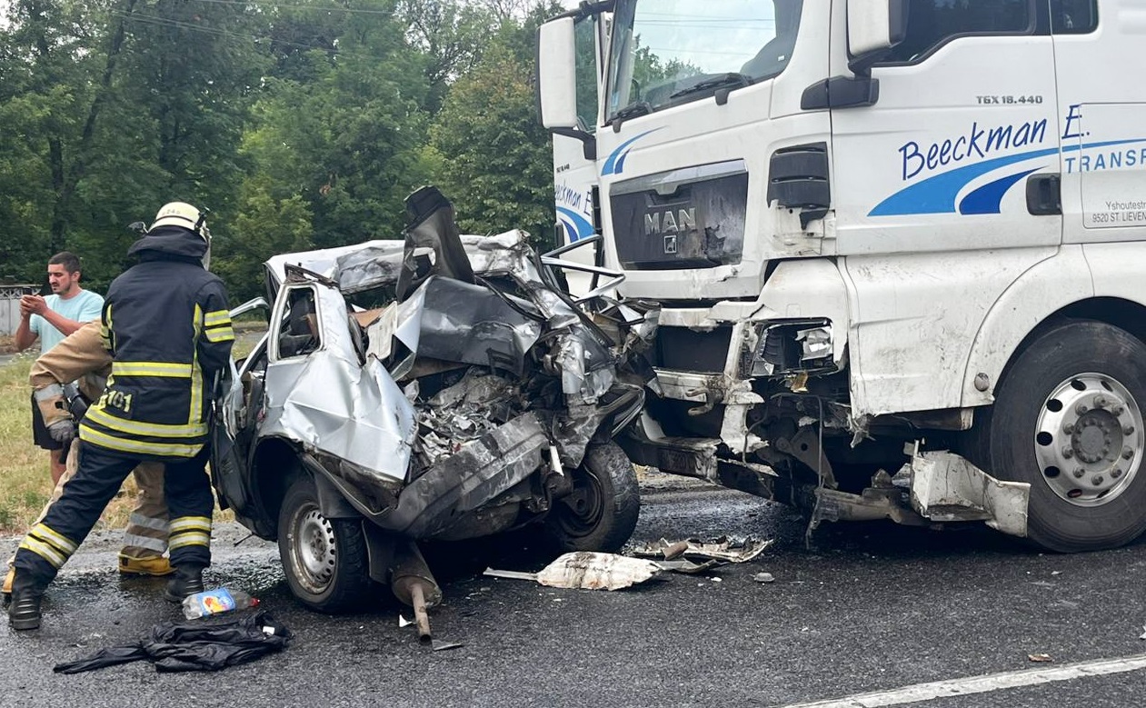 На Харківщині автомобіль зіткнувся із вантажівкою: серед загиблих і травмованих є діти