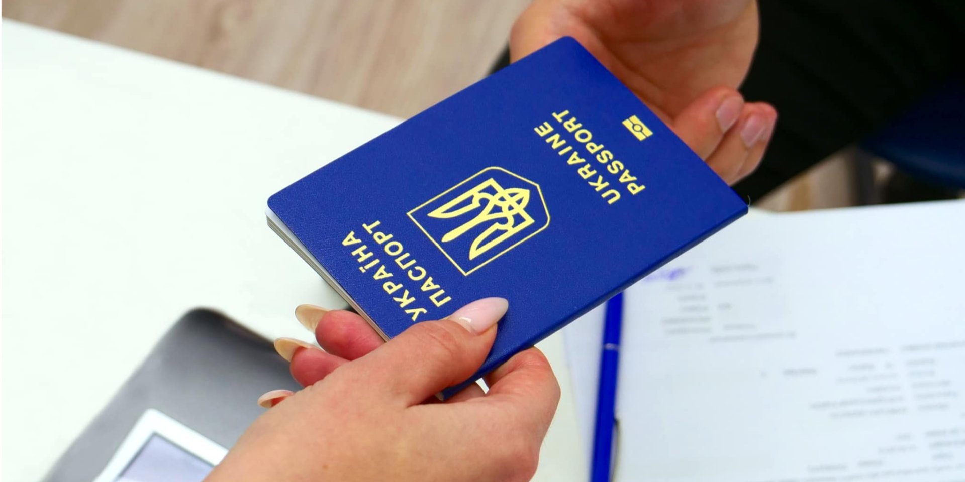 Паспортні сервіси за кордоном відновили оформлення документів для чоловіків