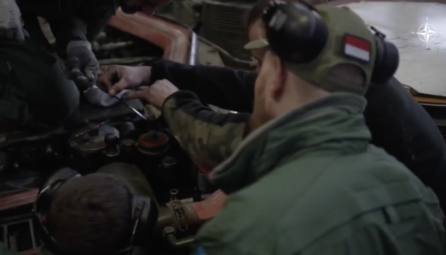 Інструктори НАТО у Польщі навчають українських танкістів обслуговувати Leopard