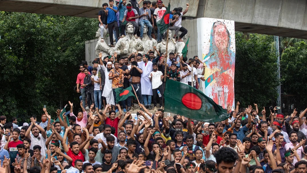 Прем'єр-міністерка Бангладеш утекла з країни на тлі масових протестів
