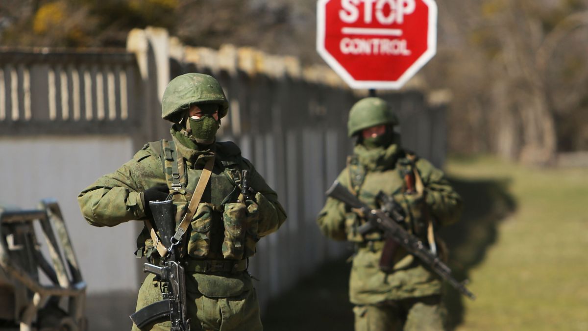 У Криму окупанти розміщують військові вертольоти поруч із будинками