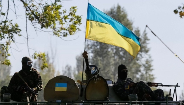 Військові 53 бригади знищили російський прапор, який окупанти вивісили на Донеччині (ВІДЕО)