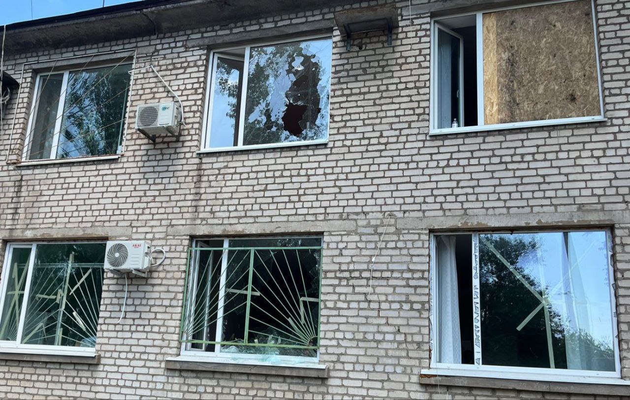 Окупанти поцілили артилерією по території лікарні у Нікополі: загинув чоловік