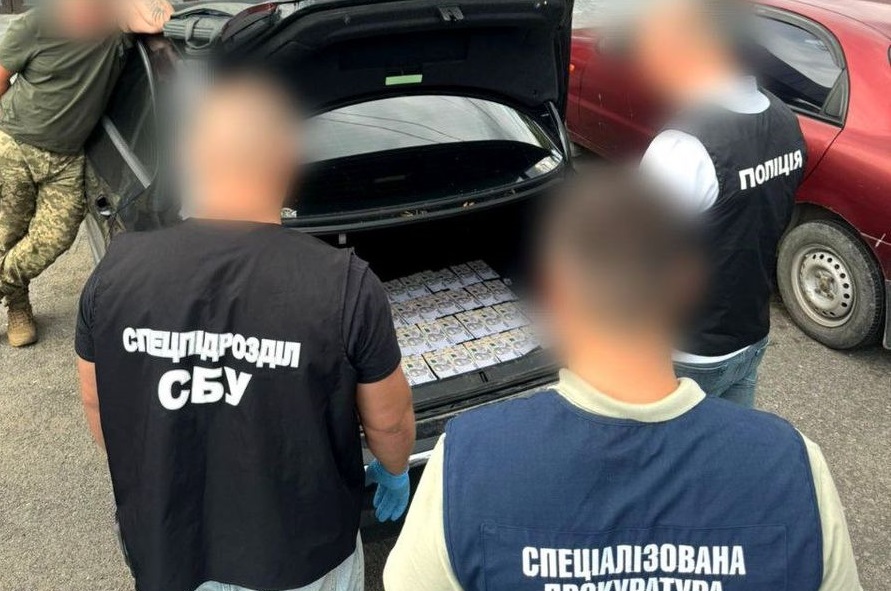 На Хмельниччині затримали офіцера ТЦК, який вимагав 40 тисяч гривень хабаря за постановку на облік