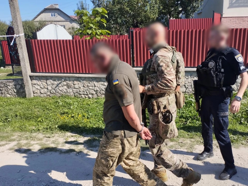 У Миколаєві затримали трьох підлітків за підозрою у підпалі авто військових
