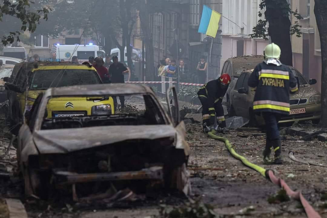 У Львові тривають пошуково-рятувальні роботи на місці влучань: під завалами можуть бути люди