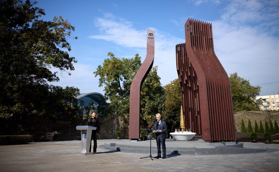 У Києві відкрили Меморіал пам’яті жертв геноциду кримськотатарського народу (ВІДЕО)