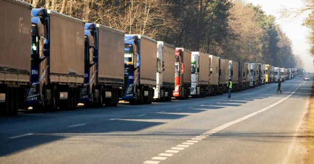 Польща тимчасово обмежила в’їзд автомобільного транспорту в трьох пунктах пропуску