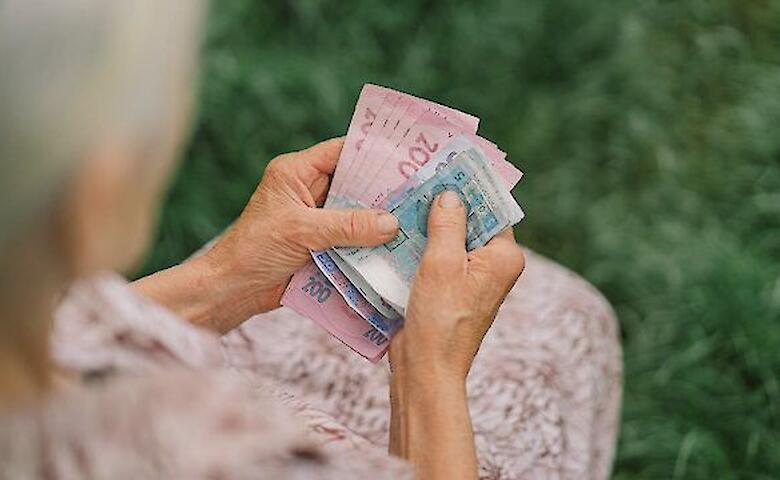 Пенсіонери отримають надбавку у 944 грн: деталі
