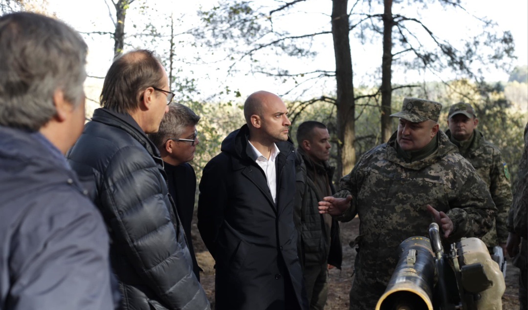 Глава МЗС Франції відвідав на Сумщині бійців Сил тероборони