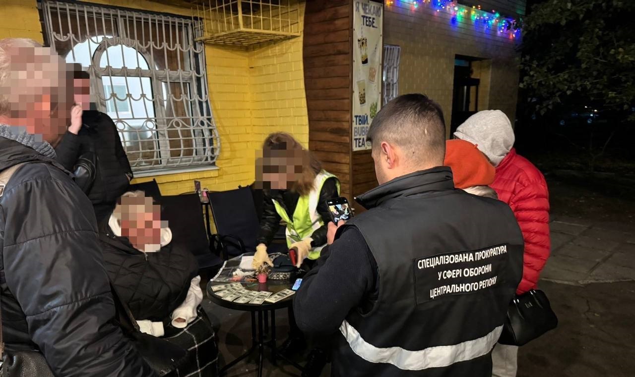 У Києві затримали лікарку та військового в СЗЧ: підозрюють у вимаганні грошей з ветерана