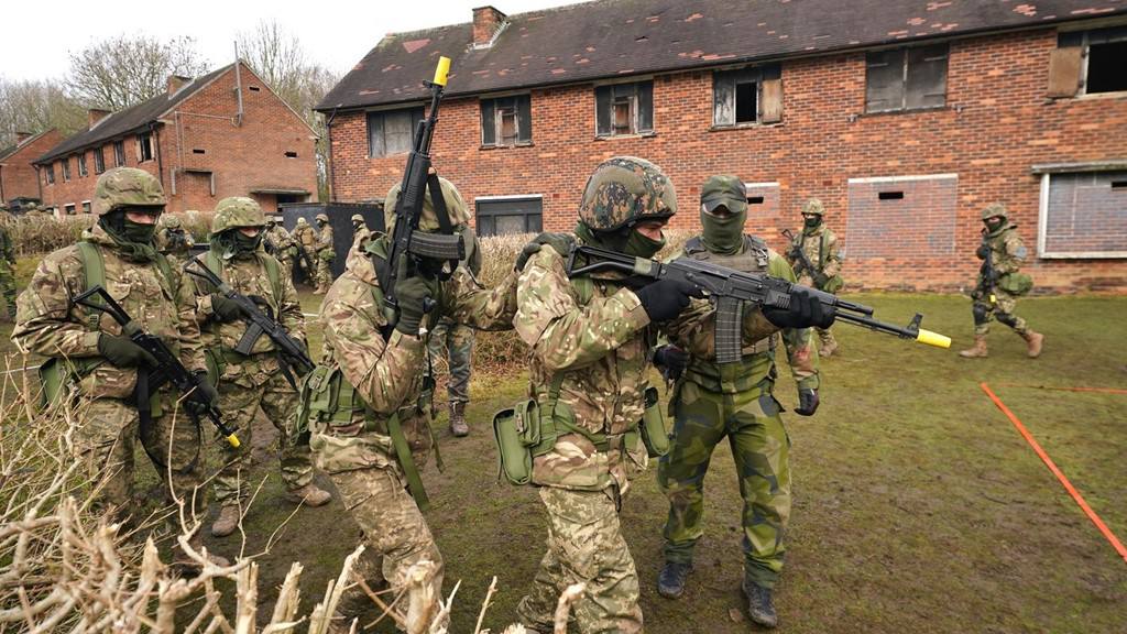 Британія не направлятиме свої війська в Україну, заявив Леммі