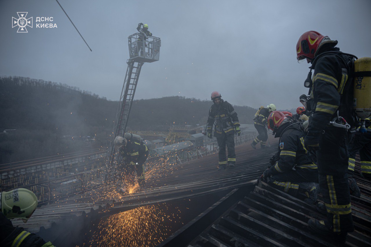 У Києві рятувальники ліквідували пожежу в офісній будівлі