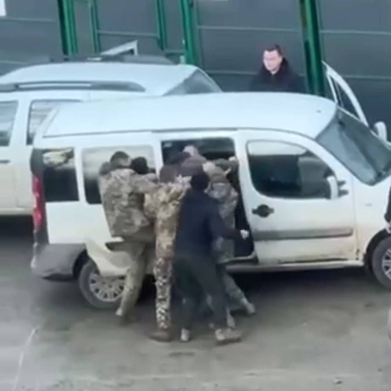 У Львові чоловіка побили та посадили в авто люди у військовій формі: омбудсман відреагував