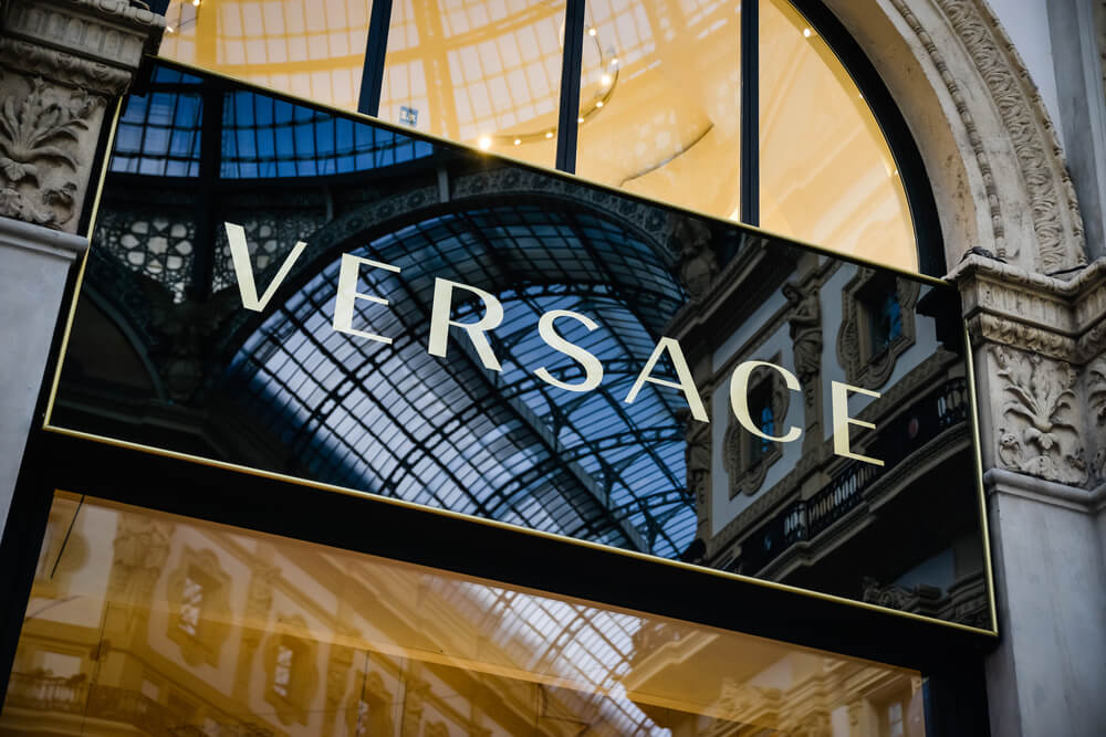 Capri Holdings виставляє на продаж модний дім Versace через кризу у сфері розкоші