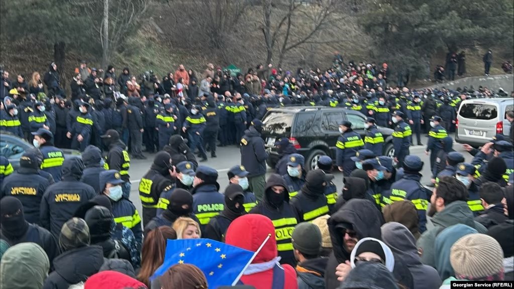 У Тбілісі тривають масові антиурядові протести: учасники намагаються заблокувати в’їзд до міста