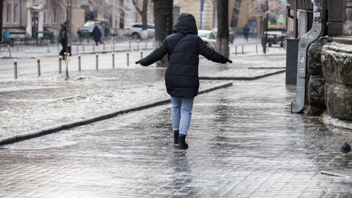 12 лютого в Україні очікується погода без опадів, на дорогах місцями ожеледиця