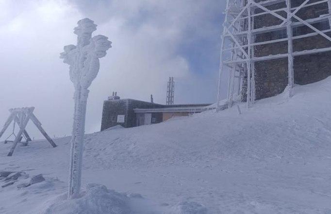 У Карпати повернулася справжня зима: мороз до -18° і засніжені вершини