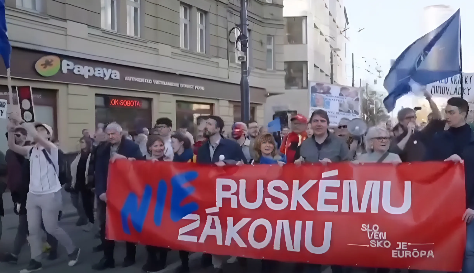 "Ні російським законам!": у Словаччині тисячі людей протестують проти суперечливого закону Фіцо