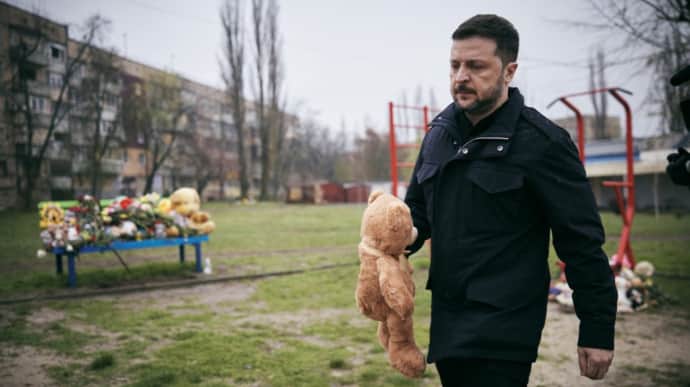 Зеленський прибув у своє рідне місто, аби вшанувати памʼять загиблих після атаки