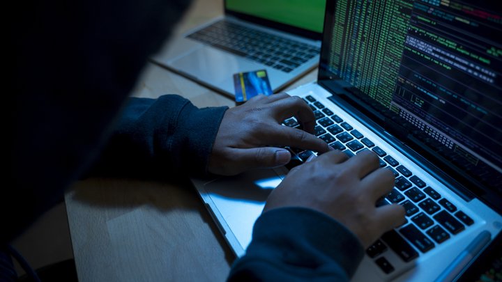 Хакери Anonymous зламали сайт авіакомпанії США, що депортувала венесуельських мігрантів