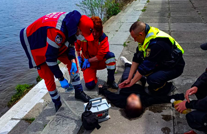 У Києві з Пішохідного мосту впала жінка : що відомо