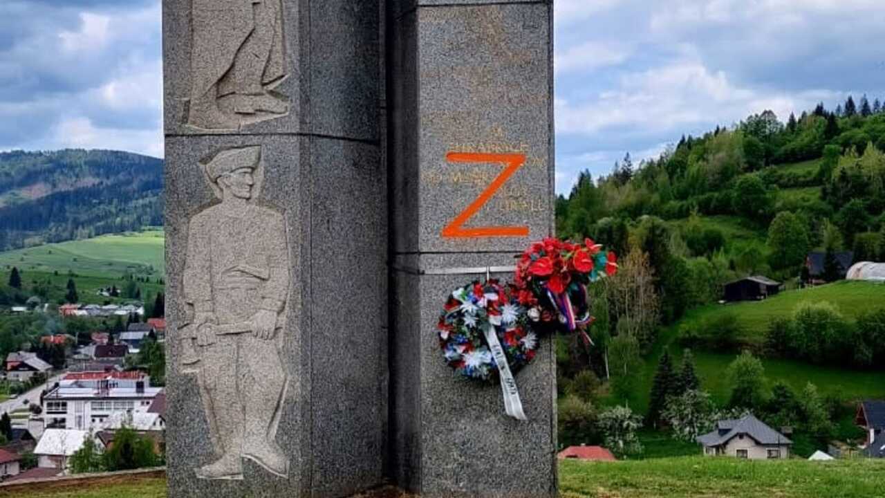 У Словаччині вандали осквернили могилу української партизанки, намалювавши символ російської агресії