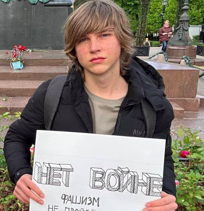 Поліціянти в Москві побили хлопця за плакат "ні війні!"