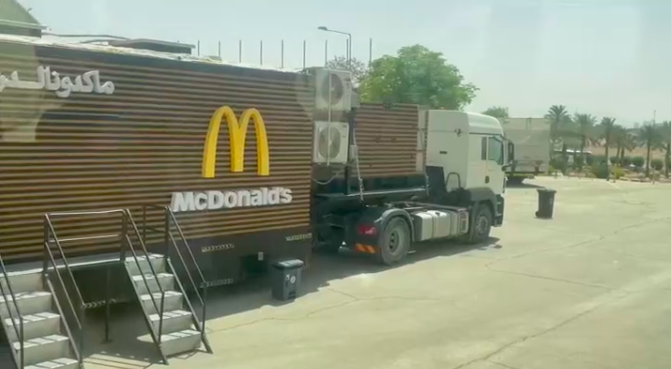 Саудівська Аравія встановила мобільний McDonald's для візиту Трампа