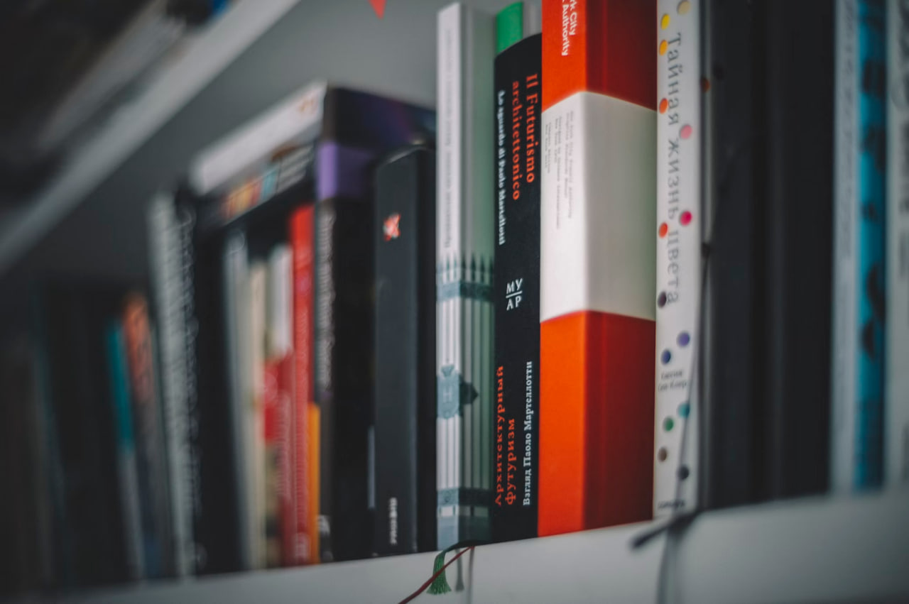 Понад 317 тисяч українських 18-річних долучилися до програми «єКнига»: які книги обирала молодь