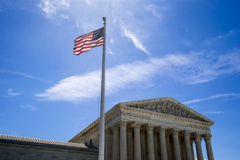 Верховний суд США заблокував депортації за законом 1798 року, який застосовував Трамп