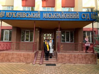 На Закарпатті батьки, які закували сина в ланцюг і підпалили, отримали вирок
