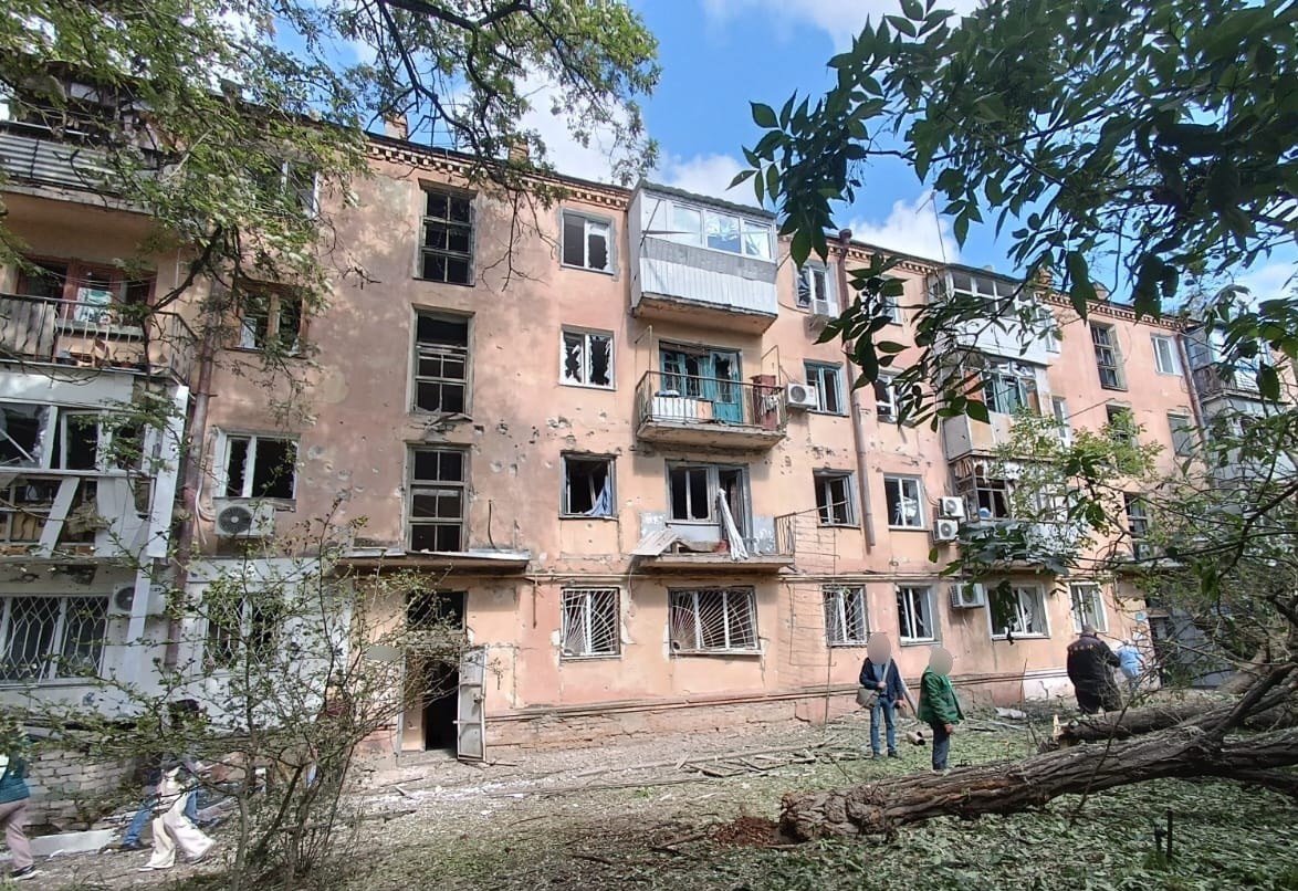 Росіяни скинули вибухівку з дрона на цивільних у Херсонській області: є поранені