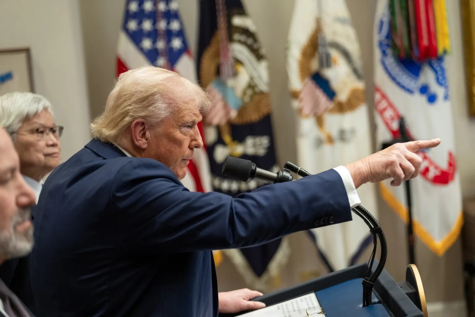 Трамп вимагає перевірити фінансування зірок, які підтримували Камалу Гарріс